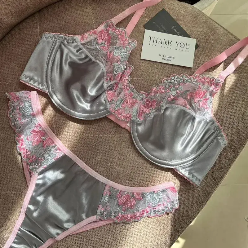 ست لباس زیر زنانه ساتن گلدوزی شده رنگ نقره ای و صورتی برند ژینا