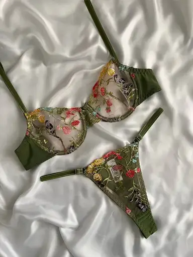 ست شورت و سوتین زنانه گلدوزی شده رنگ سبز امیرا کد 729 