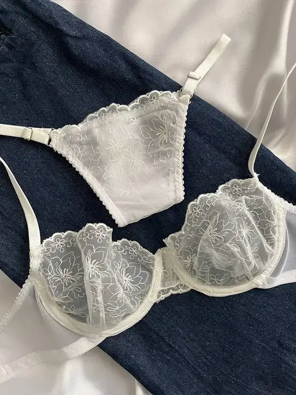 ست شورت و سوتین زنانه گلدوزی شده رنگ شیری امیرا کد 736