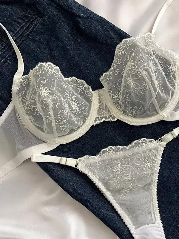 ست شورت و سوتین زنانه گلدوزی شده رنگ شیری امیرا کد 736