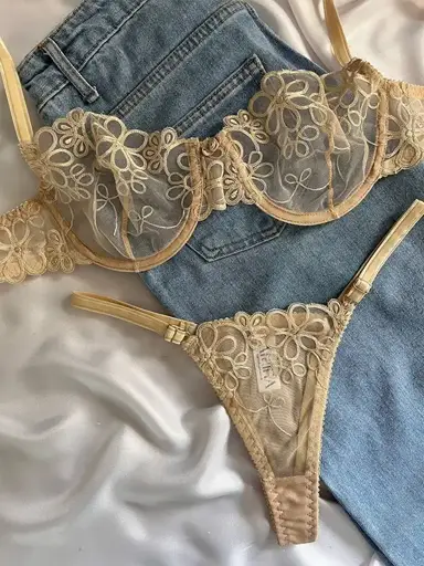 ست شورت و سوتین زنانه گلدوزی شده رنگ طلایی لاکچری امیرا کد 737