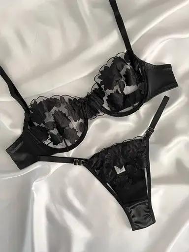 ست شورت و سوتین زنانه گلدوزی شده رنگ مشکی طرح گل امیرا کد 739