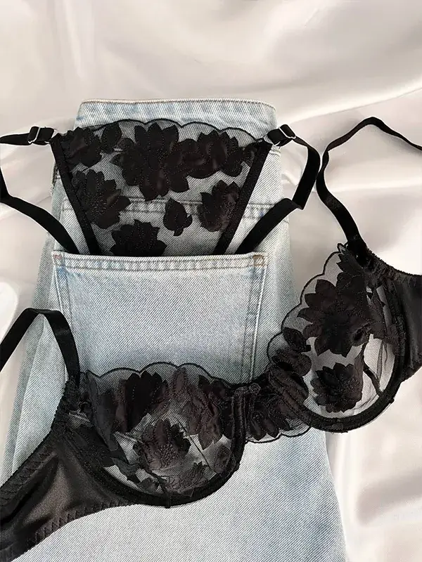 ست شورت و سوتین زنانه گلدوزی شده رنگ مشکی طرح گل امیرا کد 739