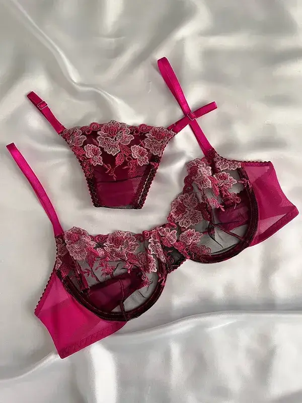 ست شورت و سوتین زنانه گلدوزی شده رنگ زرشکی امیرا کد 741