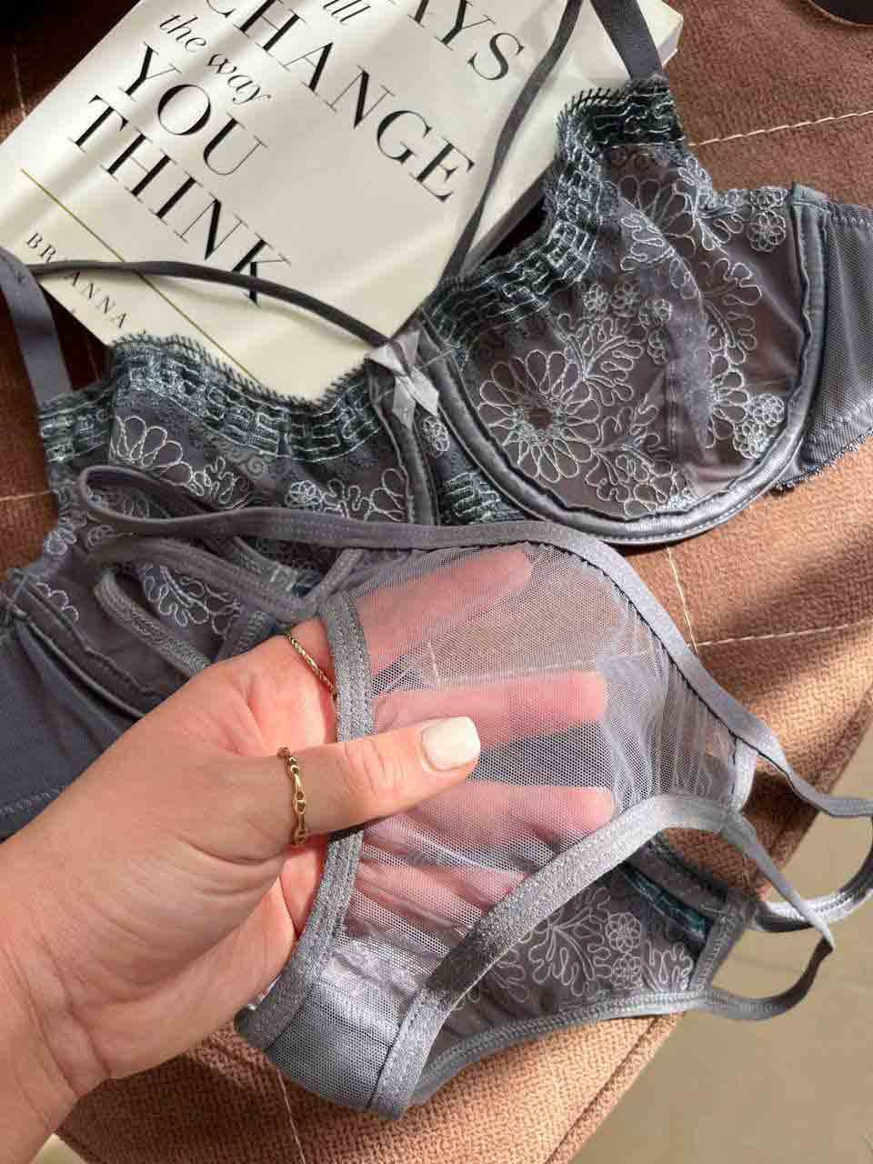 ست لباس زیر زنانه توری گلدوزی‌دار برند مکسوریا با طراحی ظریف و فنردار