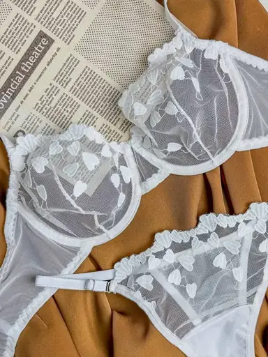 ست شورت و سوتین زنانه گلدوزی شده سفید طرح قلب هانیس کد A0157