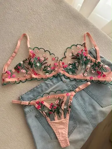 ست شورت و سوتین توری فنردار گلدوزی شده طرح بهاری هانیس کد 9811