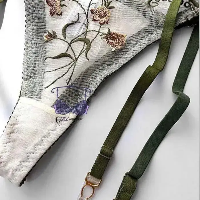 ست لباس زیر سه تکه گارتری سبز صدری برند ژینا با سوتین توری گلدوزی شده و شورت بکلس
