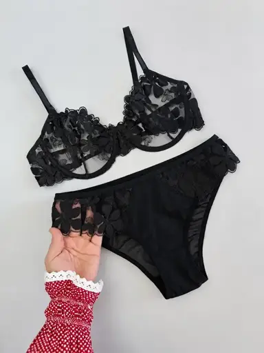 ست شورت و سوتین مشکی فنردار نوشه با شورت اسلیپ کد N5