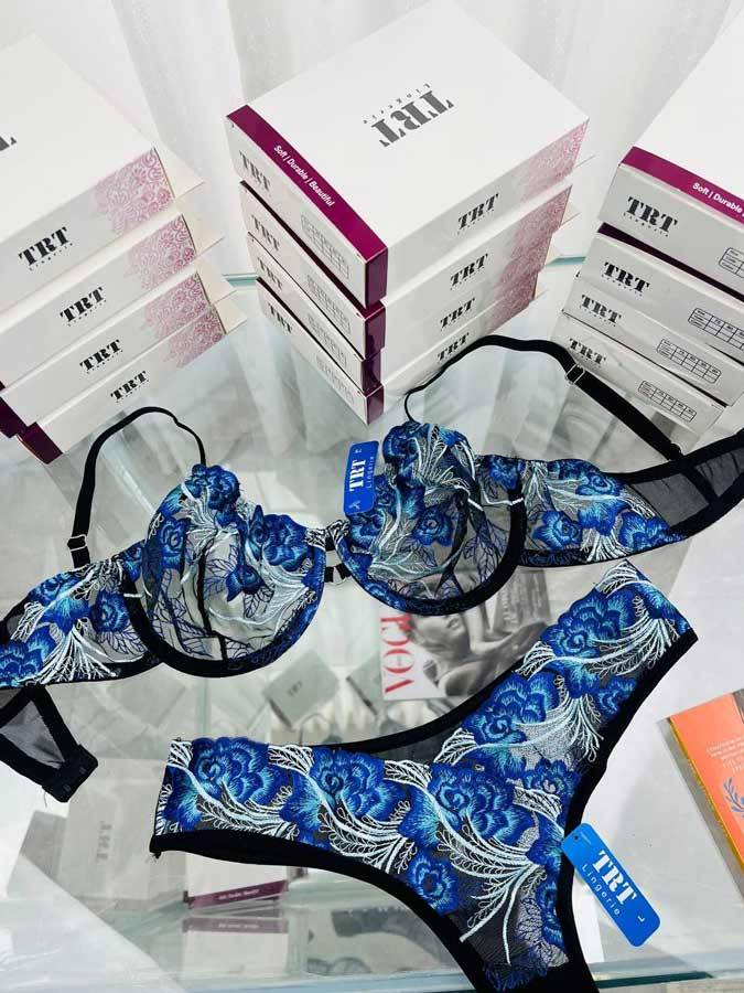 ست سوتین و شورت زنانه TRT کد 135 با طراحی توری گلدار و بند قابل تنظیم