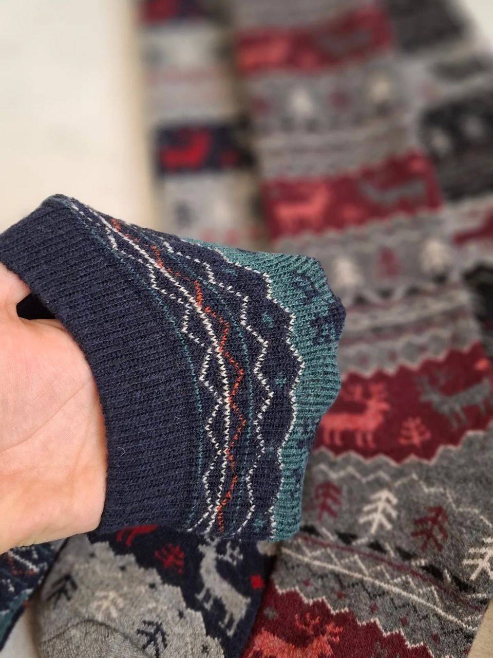 جوراب گرم زمستانی طرح گوزنی با بافت ضخیم و رنگ‌بندی جذاب