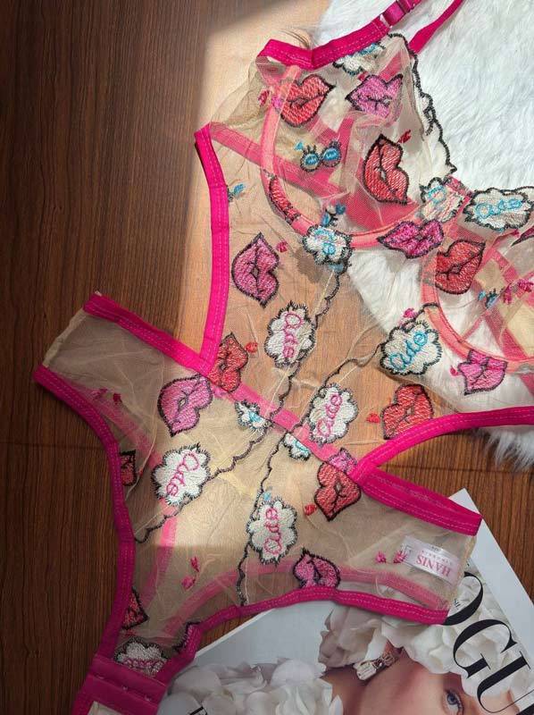 بادی زنانه سرخابی طرح لب توری گلدوزی شده برند هانیس با سوتین فنردار