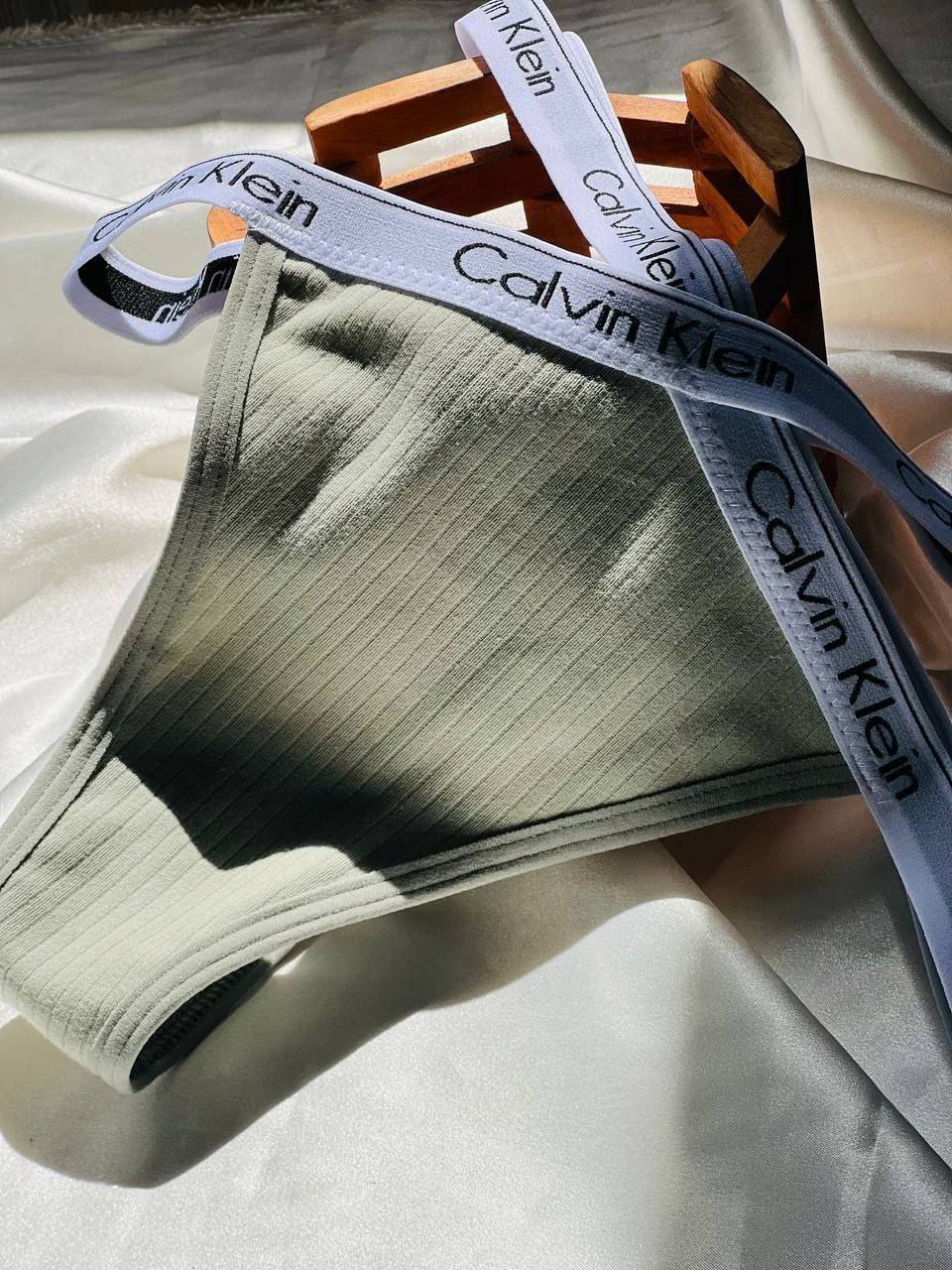 شورت زنانه برند Calvin Klein با کمربند کش‌دار سفید در رنگ‌بندی متنوع